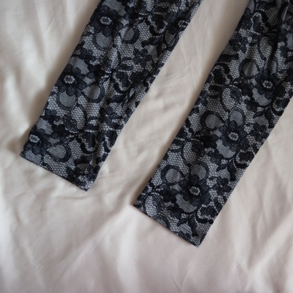 SOLD | Floral lace print leggings - Picture 2 of 2