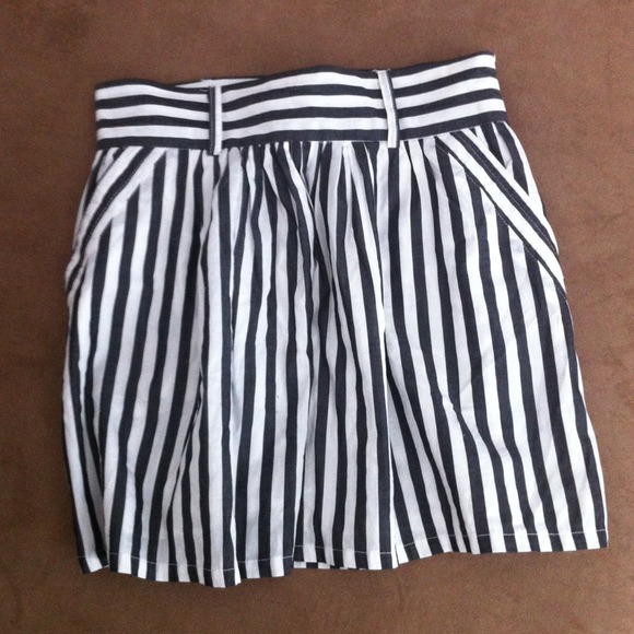 Gray Forever 21 striped skirt - Picture 4 of 4