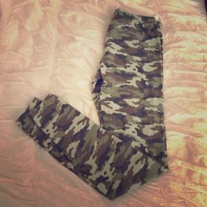 Cute camo leggings.