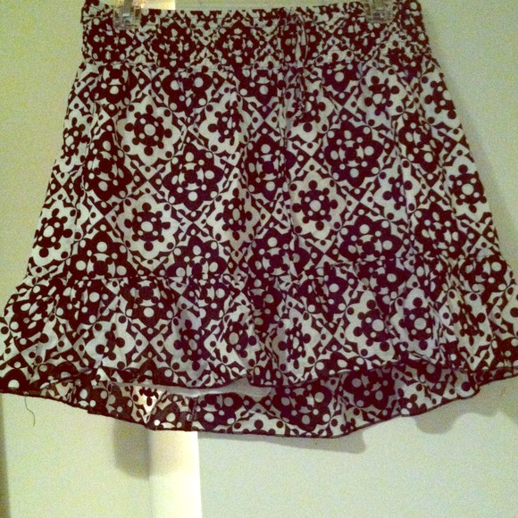 - FRILLY BLACK & WHITE SCRUNCHY WAIST SKIRT.