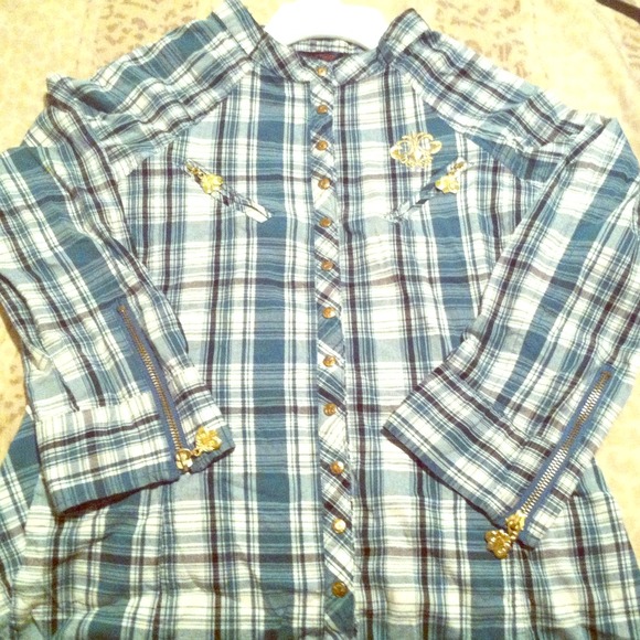 DEREON GREEN & WHITE WRIST LENGTH SHIRT WITH ZIPPS
