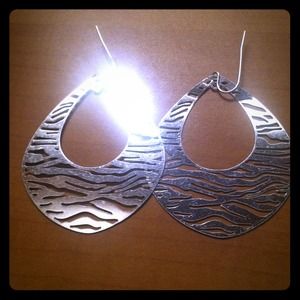 Tear drop Tiger striped cut out earrings!