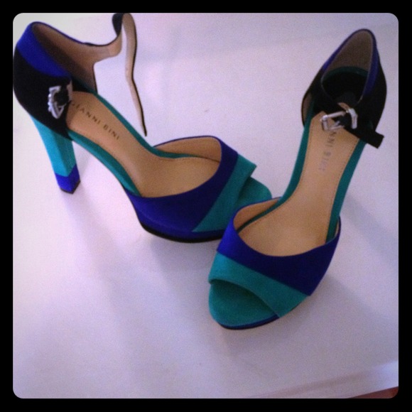 Gianni Bini color blocked heels