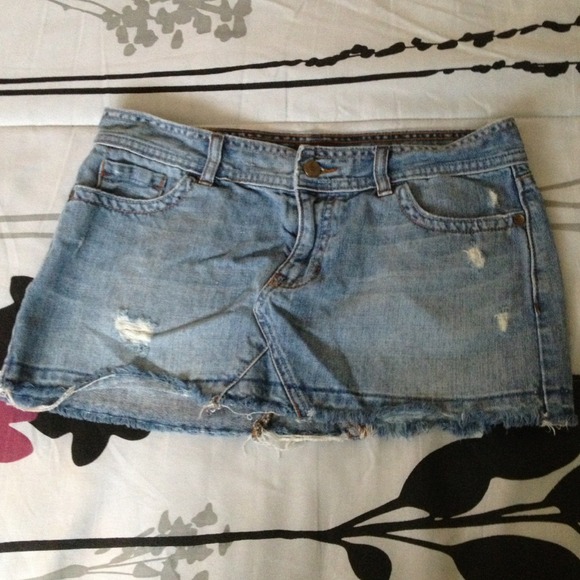 Hollister Dresses & Skirts - Hollister denim distressed skirt