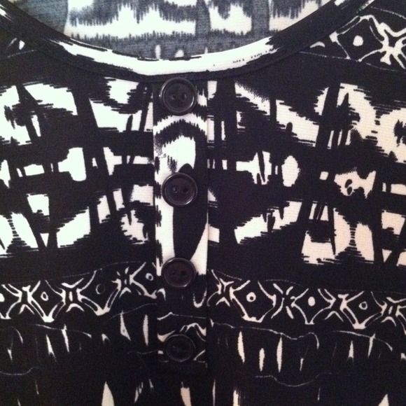 Black and White Aztec 3/4 Sleeve Shirt - Size M - Picture 2 of 4