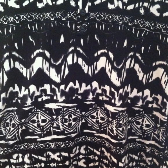 Black and White Aztec 3/4 Sleeve Shirt - Size M - Picture 3 of 4