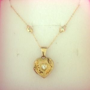 ⛔️SOLD⛔️Gold heart locket necklace