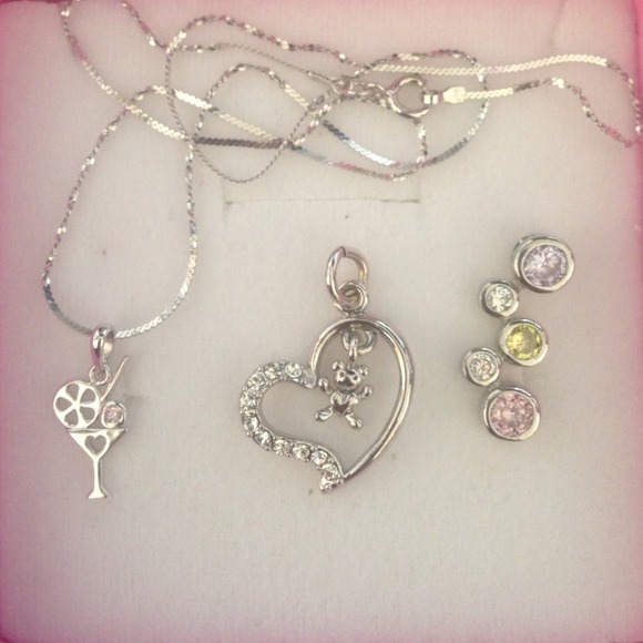 Bundle of pendants with one chain.