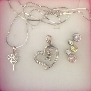 Bundle of pendants with one chain.