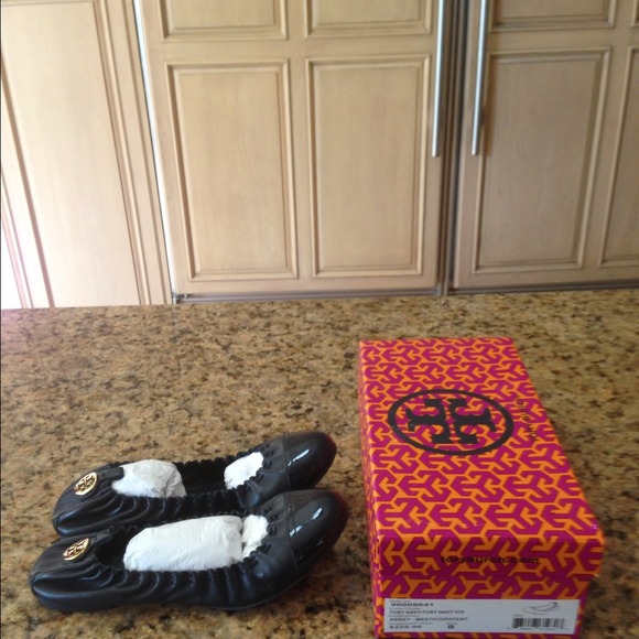 Authentic  never worn Tory Burch Abbey Flats
