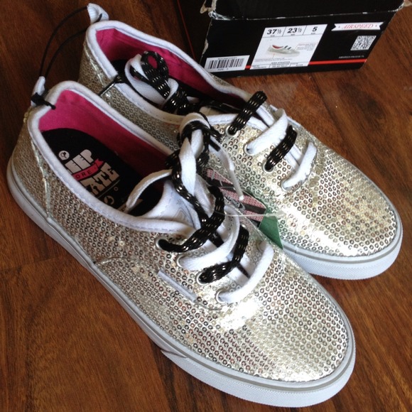 💥NWOT💥New Silver Sequined Sparkle Kicks