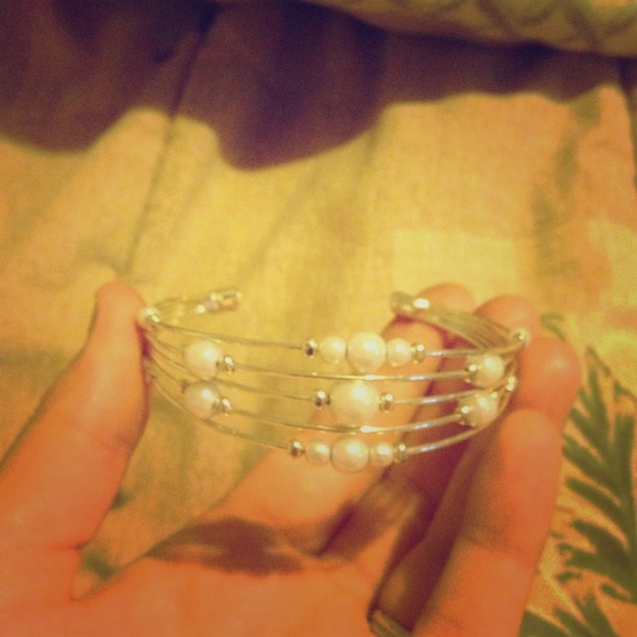 Faux pearl and silver bracelet.