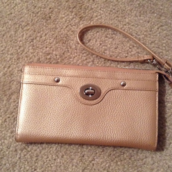 Coach Leather Wristlet HOST PICK💝💝💝😍 - Picture 1 of 3