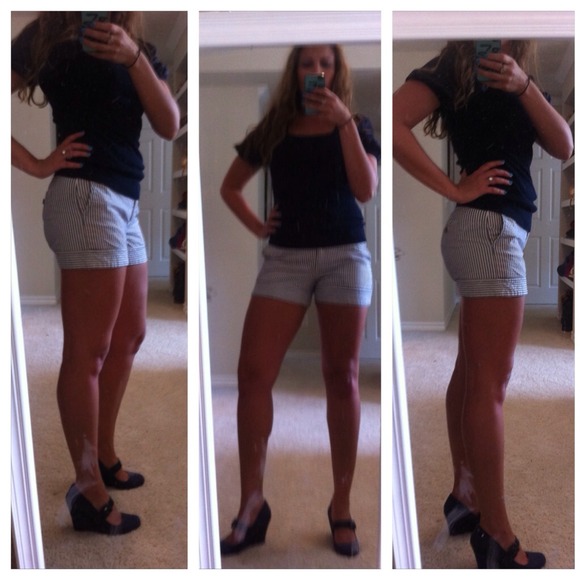 Classy shorts with navy pinstripes - Picture 2 of 3