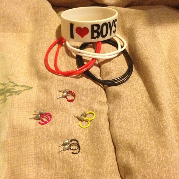 Bundle!!! Earrings, and bracelets.