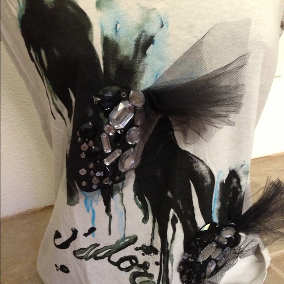 ⛔SOLD⛔ Cute light grey top 3D design 💋 - Picture 2 of 2