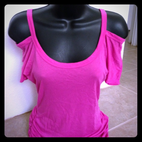 ⛔SOLD⛔Cute hot pink top from Alloy 💋