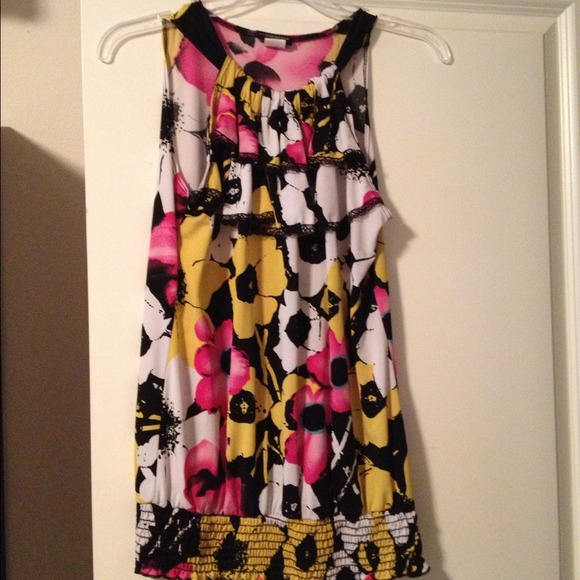 🚫Sold🚫Colorful floral top w ruffles - Picture 1 of 3