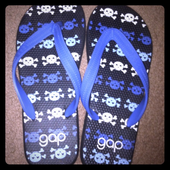 Gap flip flops. - Picture 1 of 2