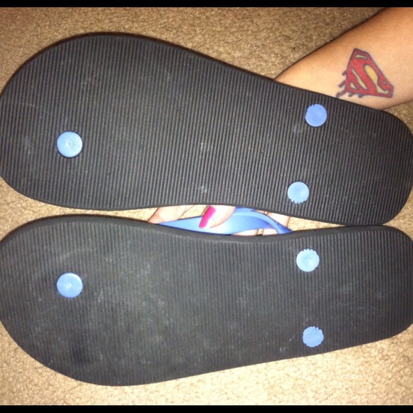 Gap flip flops. - Picture 2 of 2