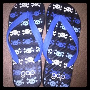 Gap flip flops.