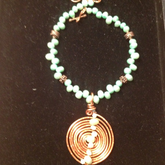 Copper wire necklace with lime shaded pearls