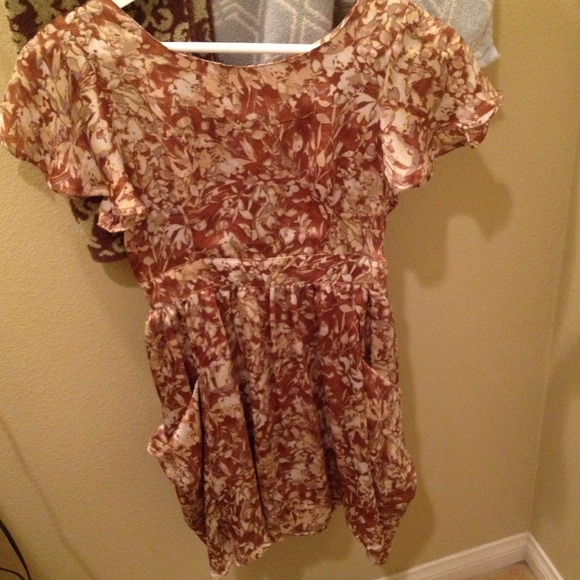 Cute flowery dress, its not too short, good length - Picture 1 of 1