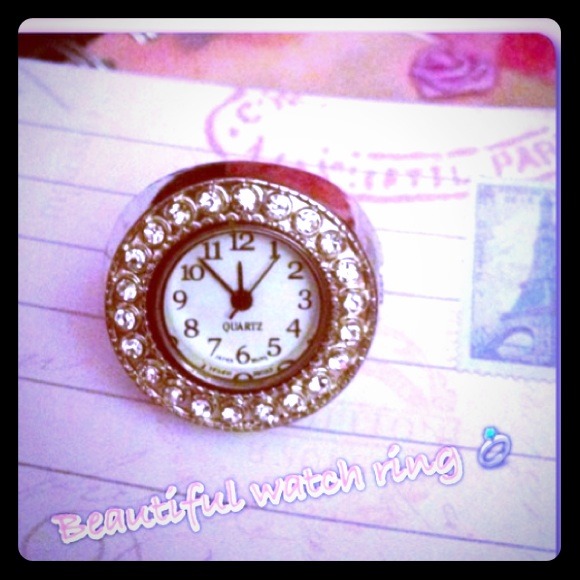 💍vintage. Silver Looks off color but Not! great