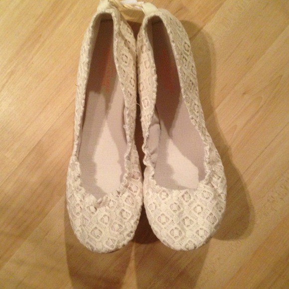 SOLD!!!American Eagle crochet flats