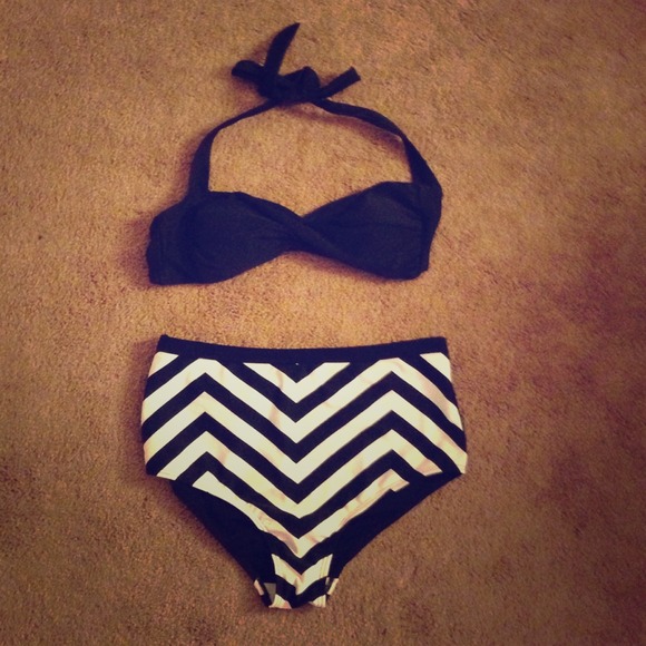 Other - 🚫TRADED🚫NWT highwaisted chevron bikini