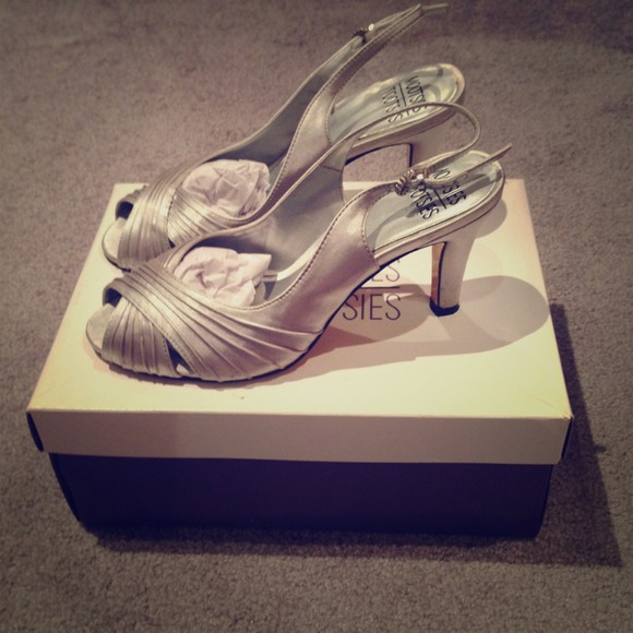 Silver satin sandals 💐