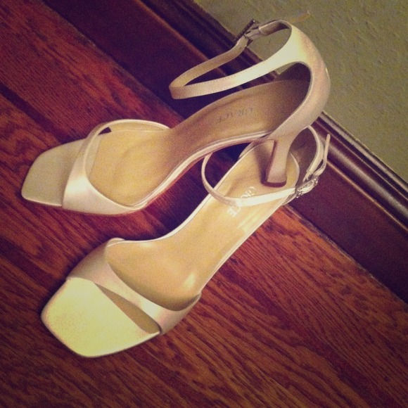 NWOT strappy wedding shoes w/o expensive price!