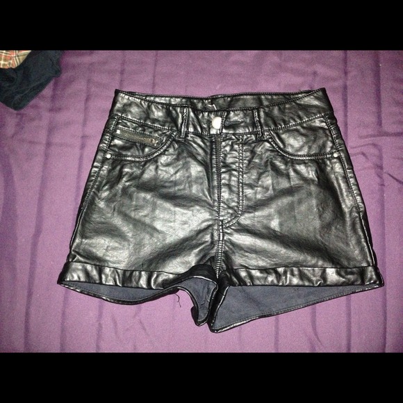 ❌Sold in bundle❌High waisted leather shorts