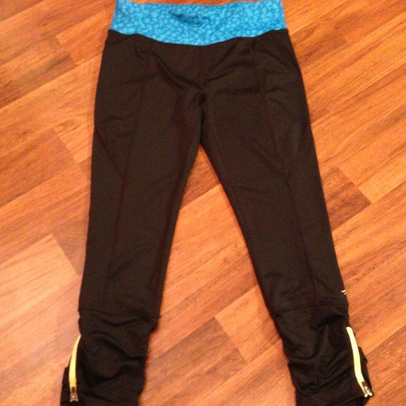SOLD!! Ideology workout Capri EUC