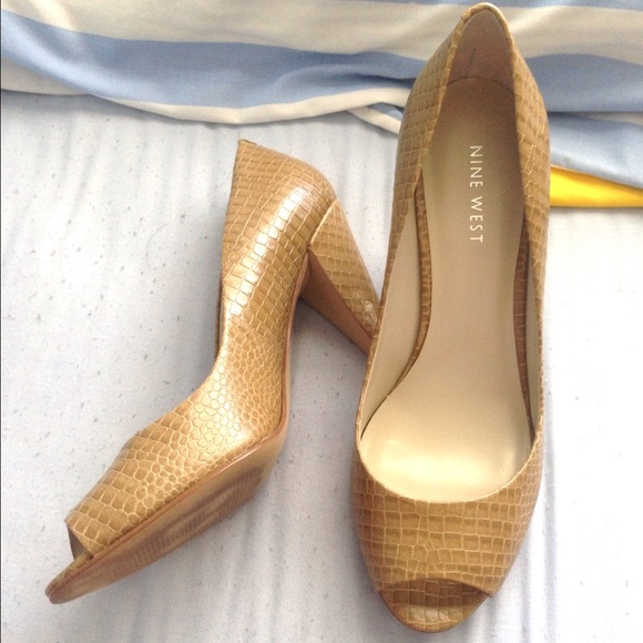❌SOLD❌Nine West beige crocodile heels