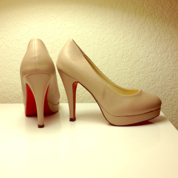 Nude pumps