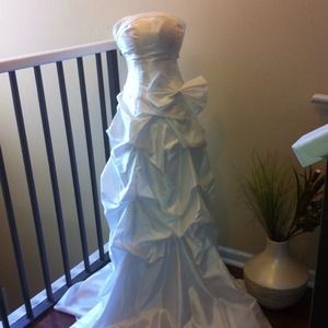 Gorgeous wedding dress new/tags still on