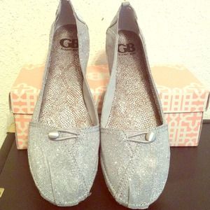 Never worn!! Cute silver flats!!