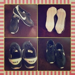 NIKE TENNI SHOES SIZE 8