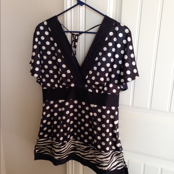 🚫SOLD🚫🔴BCBG polka dots top NWOT🔴