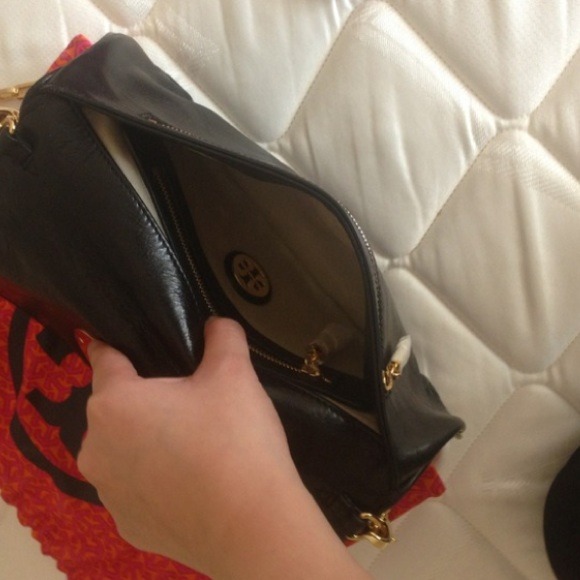 Tory Burch Bags - Tory Burch Logo Clutch Tory Burch Bags - Tory Burch Logo Clutch