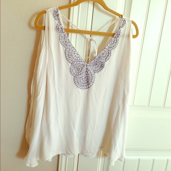 🚫SOLD🚫BCBG off-white silk top💛💜💚