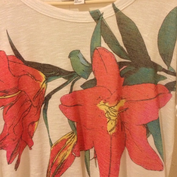 White crop top with flowers - Picture 2 of 3