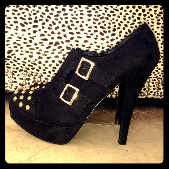 Varian - Black Studded Ankle Boot
G by Guess SZ 8