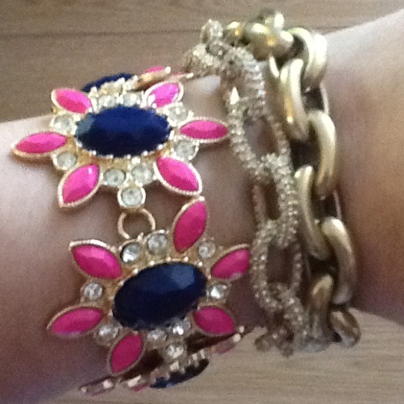 {{{{{{{{SOLD}}}}}}}}}J. Crew Flower Bracelet NWT!! - Picture 3 of 4