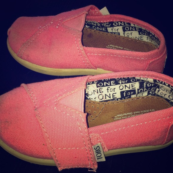 Sold******Girls toddler pink TOMS