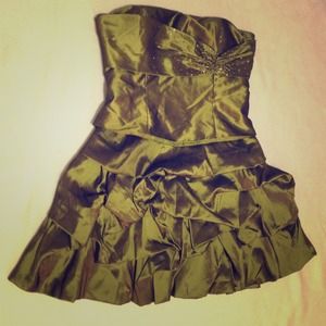 Nice green dress, new with no tag, never used