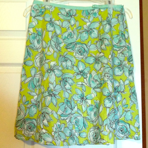 Lined skirt with flower designs