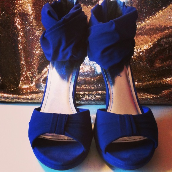 Royal blue suede pumps