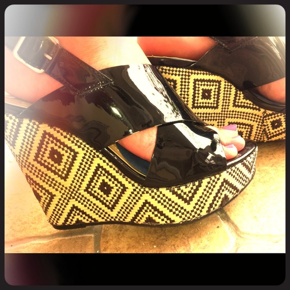 BCBG summer sandals size 6